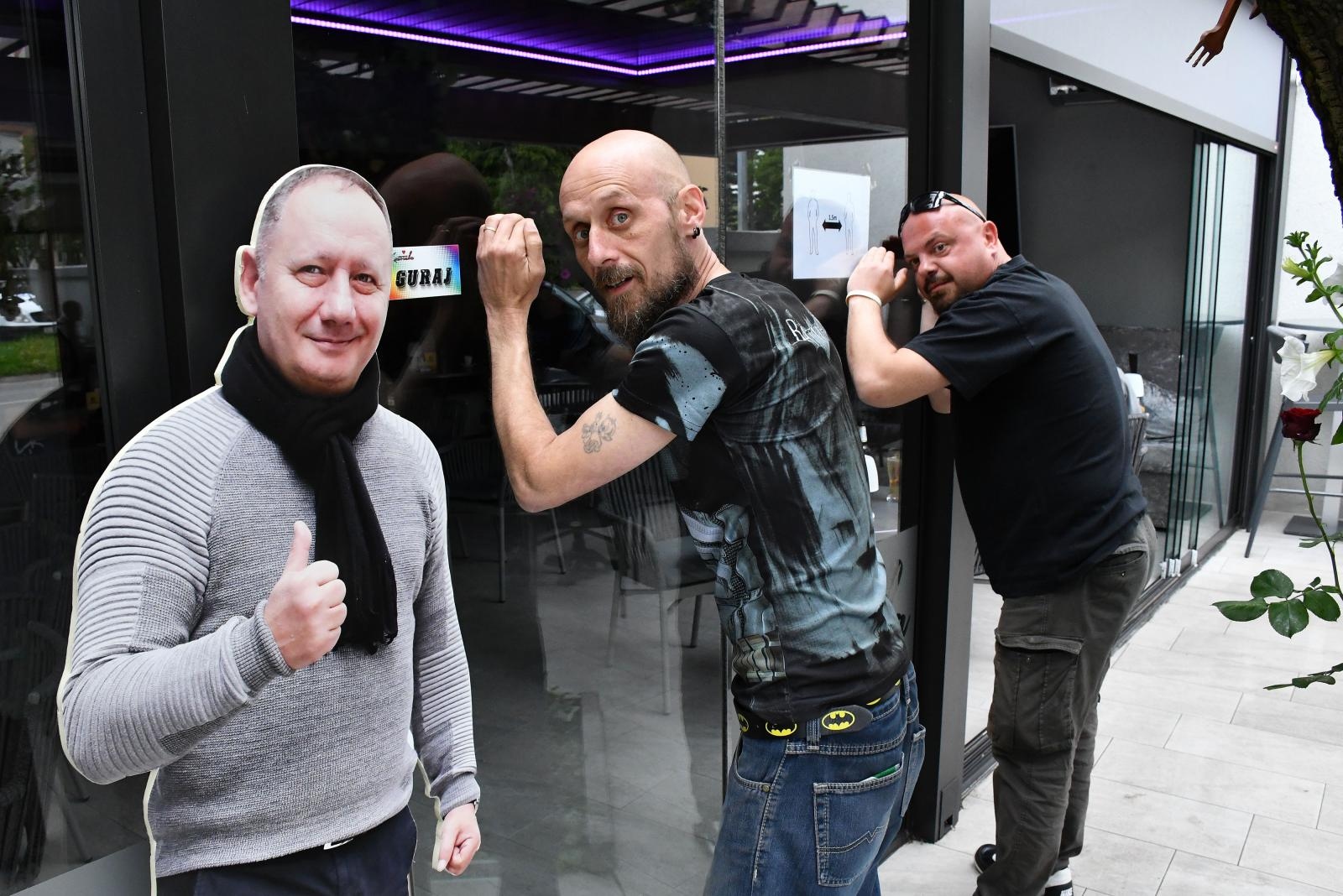 Vezali se lancima za kafić