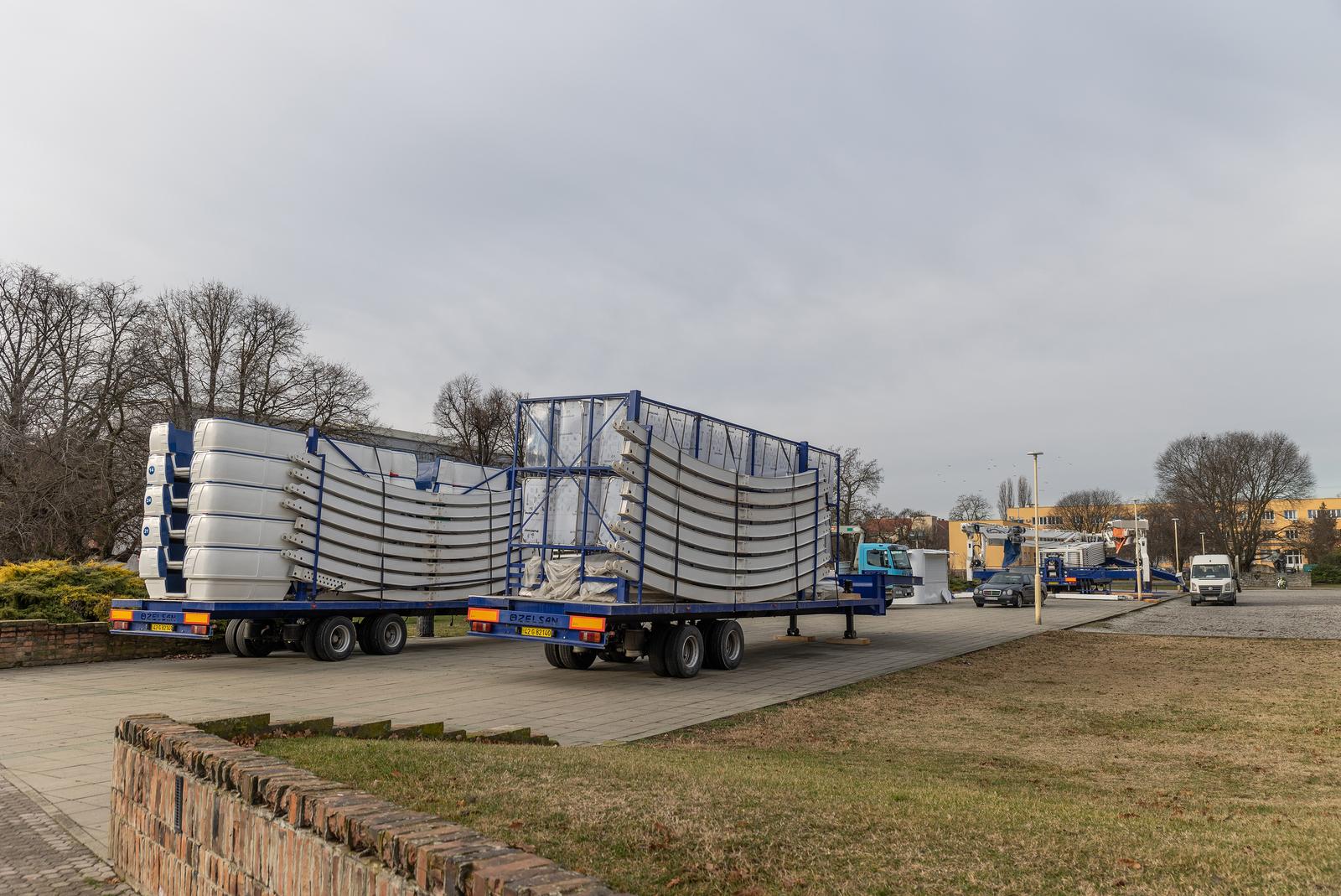 Postavljanje 35-metarskog kotača kod Školjke