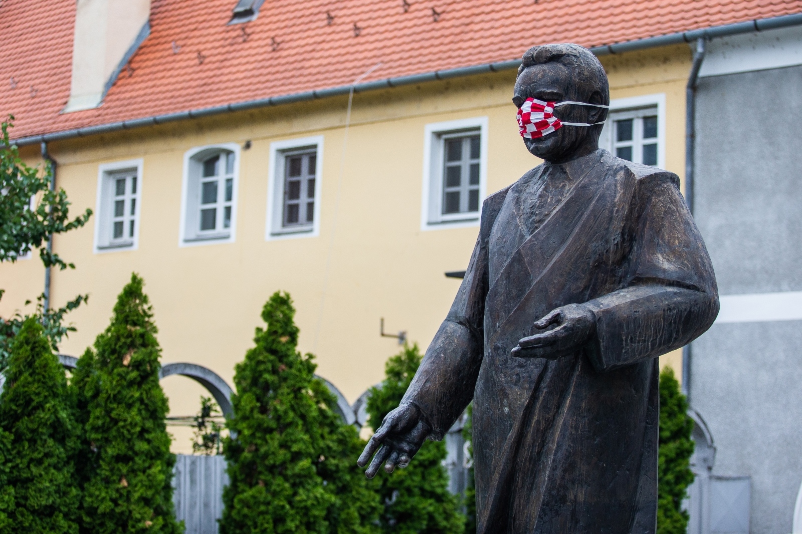 Spomenici s zaštitnim maskama