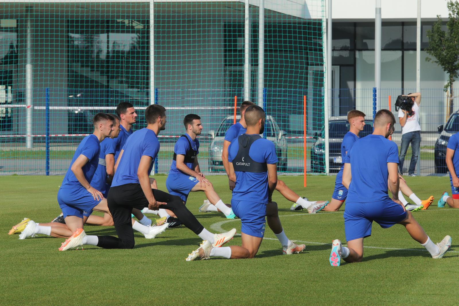 Nogometaši Osijeka započeli pripreme na novom stadionu Nogometaši Osijeka započeli pripreme na novom stadionu