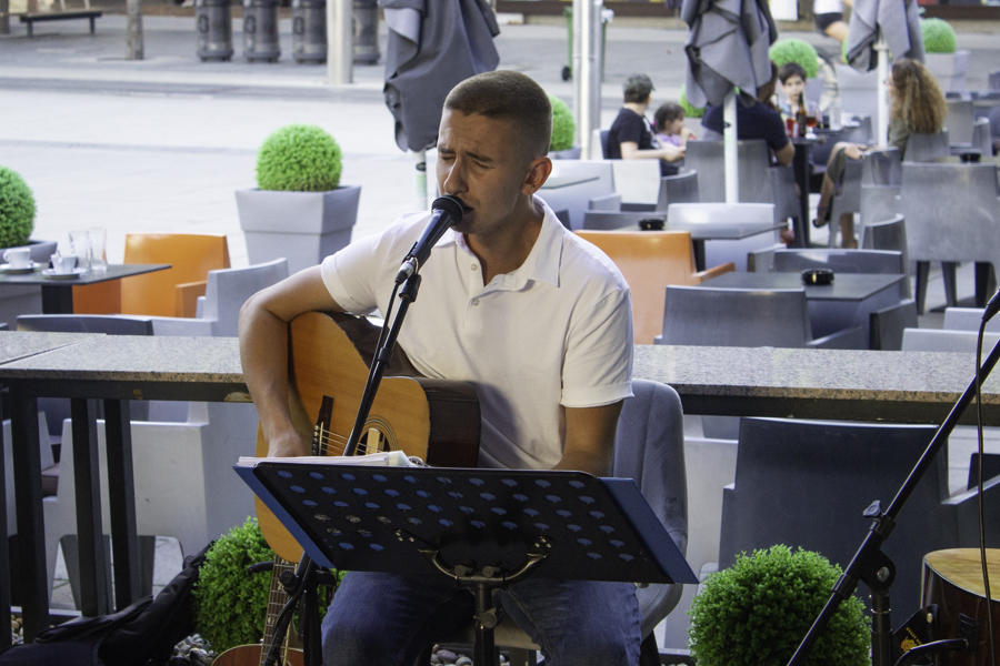 Juraj Padovan i prijatelji zasvirali na terasi ’22-ojke’