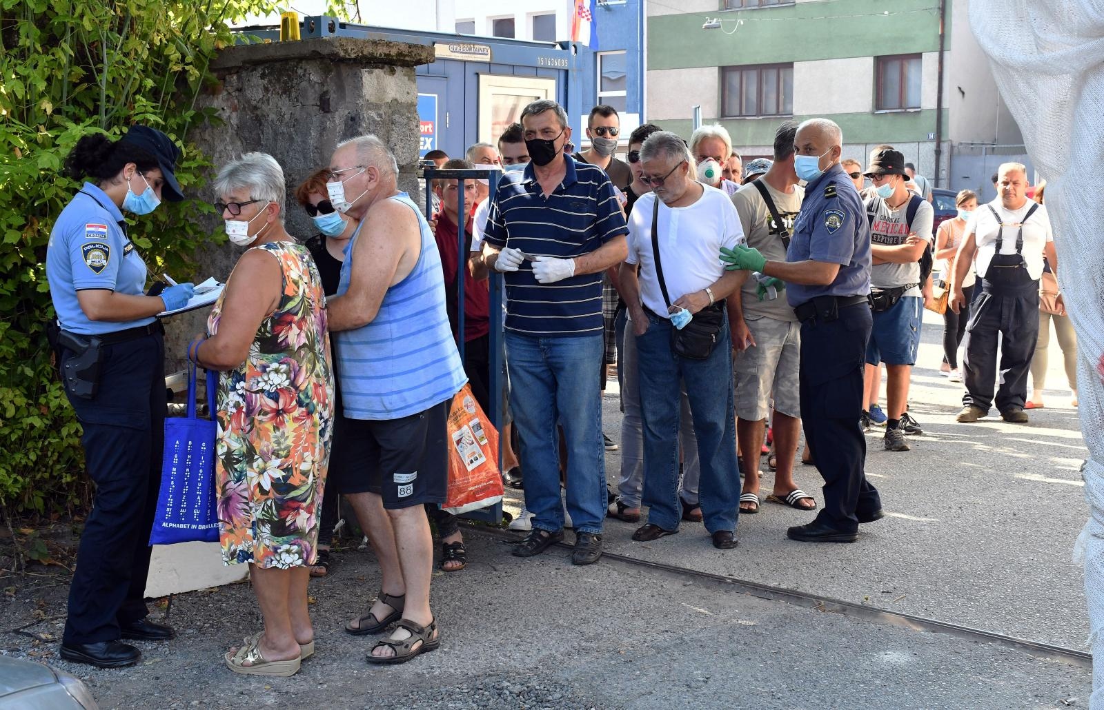 Rasprodaja u dvorištu policije u Slavonskom Brodu
