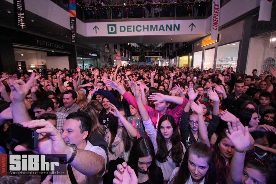 lana_i_colonia_Avenue_mall_39