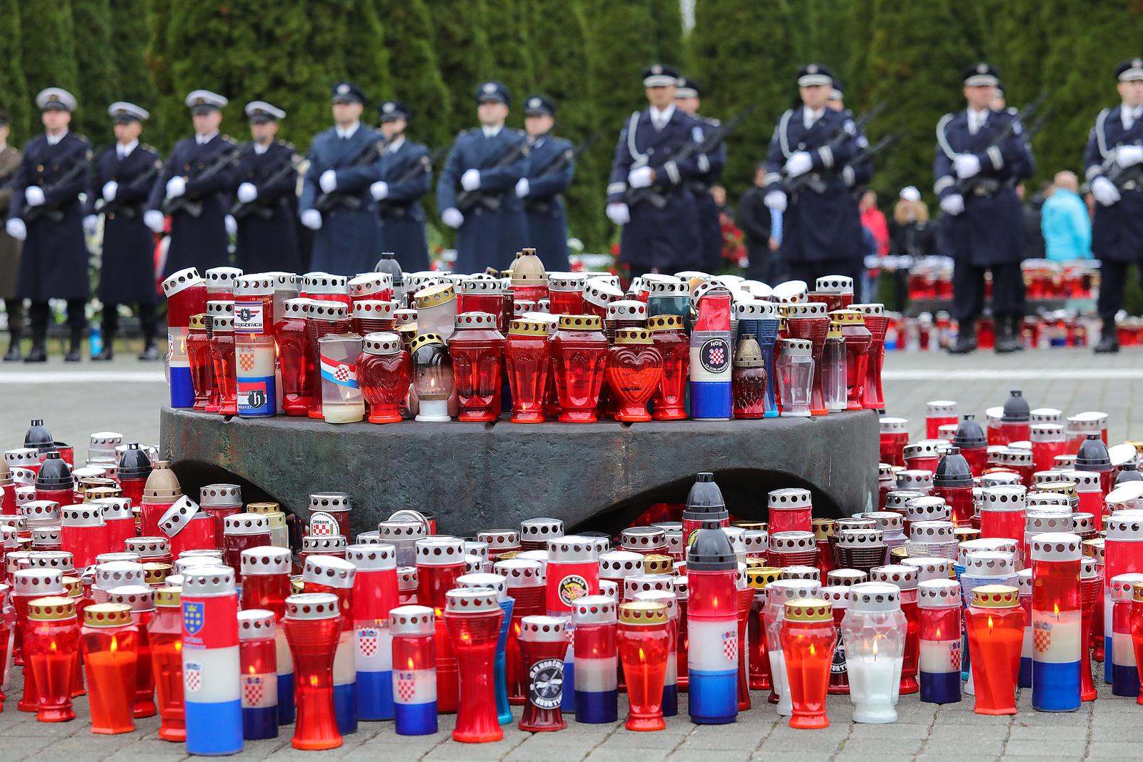 Deseci tisuća ljudi došlo u Vukovar odat počast gradu heroju
