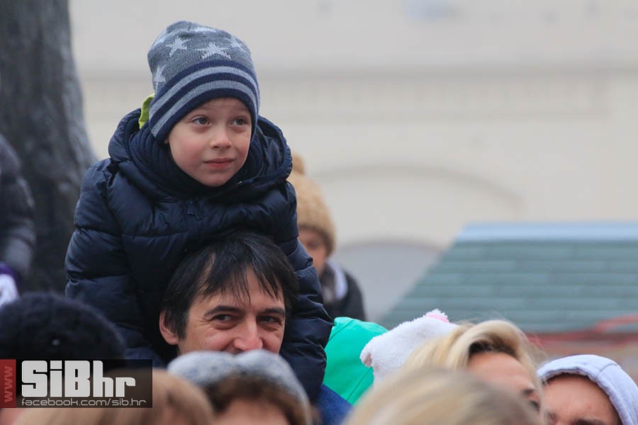 djed_mraz_kamion_osijek_bozic_9