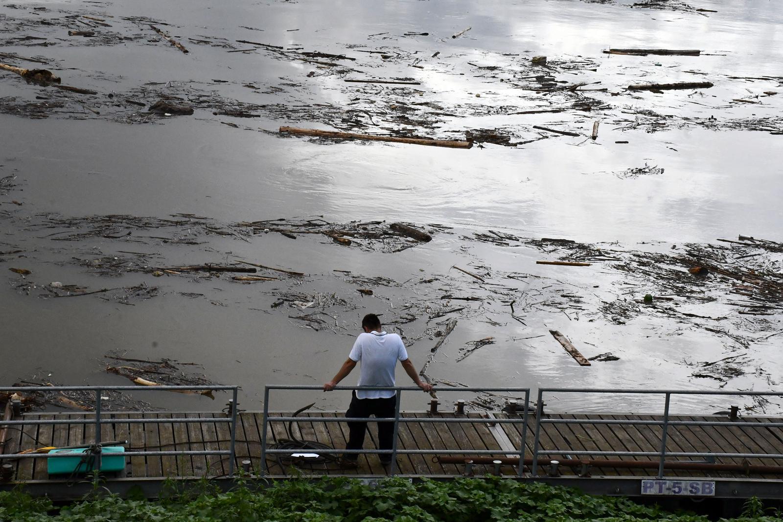 Otpad pluta rijekom Savom Otpad pluta rijekom Savom