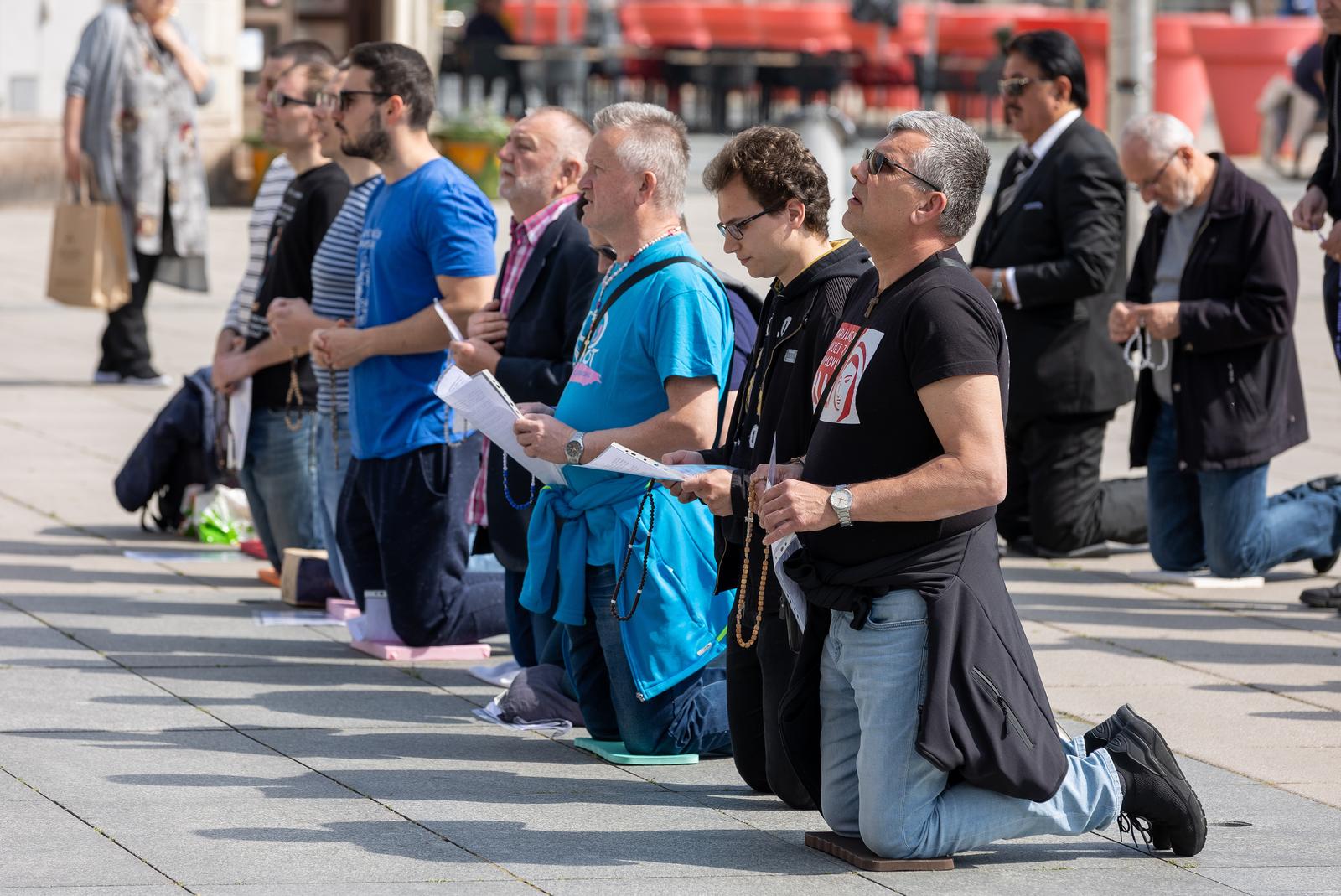 Molitelji ispred katedrale, svibanj 2023.