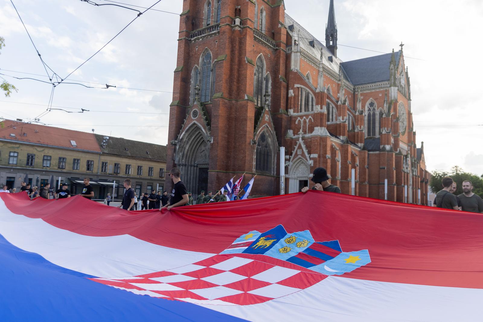 Svečanim mimohodom i bakljadom obilježen Dan osječkih banitelja Svečanim mimohodom i bakljadom obilježen Dan osječkih banitelja