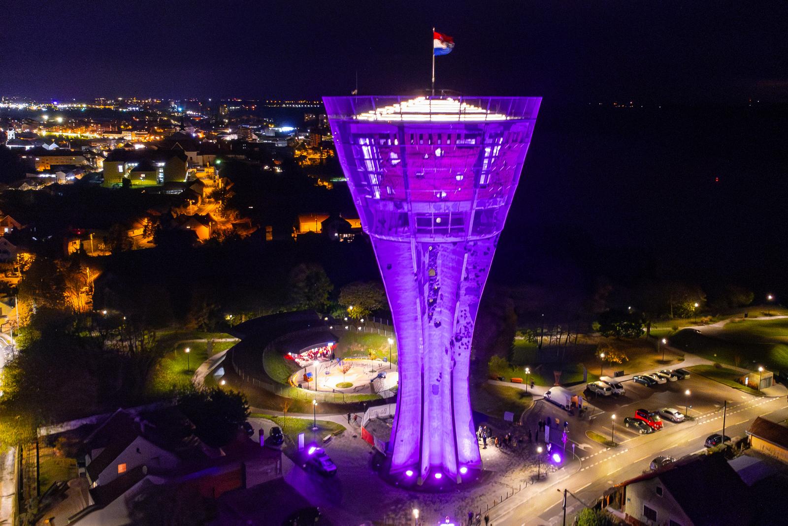 Vodotoranj u ljubičastoj boji