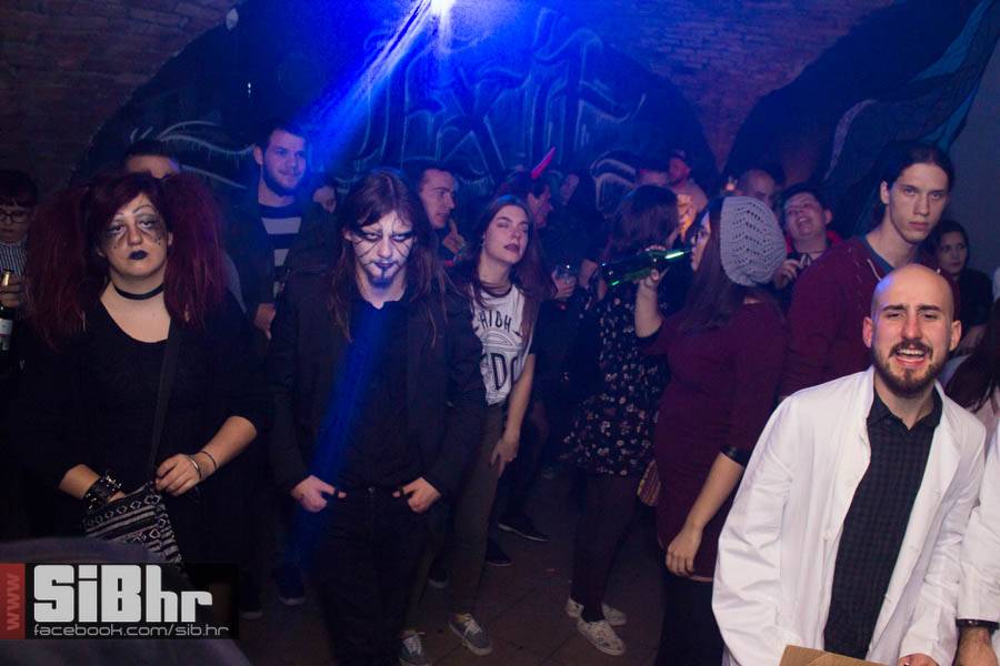 exit_halloween_05