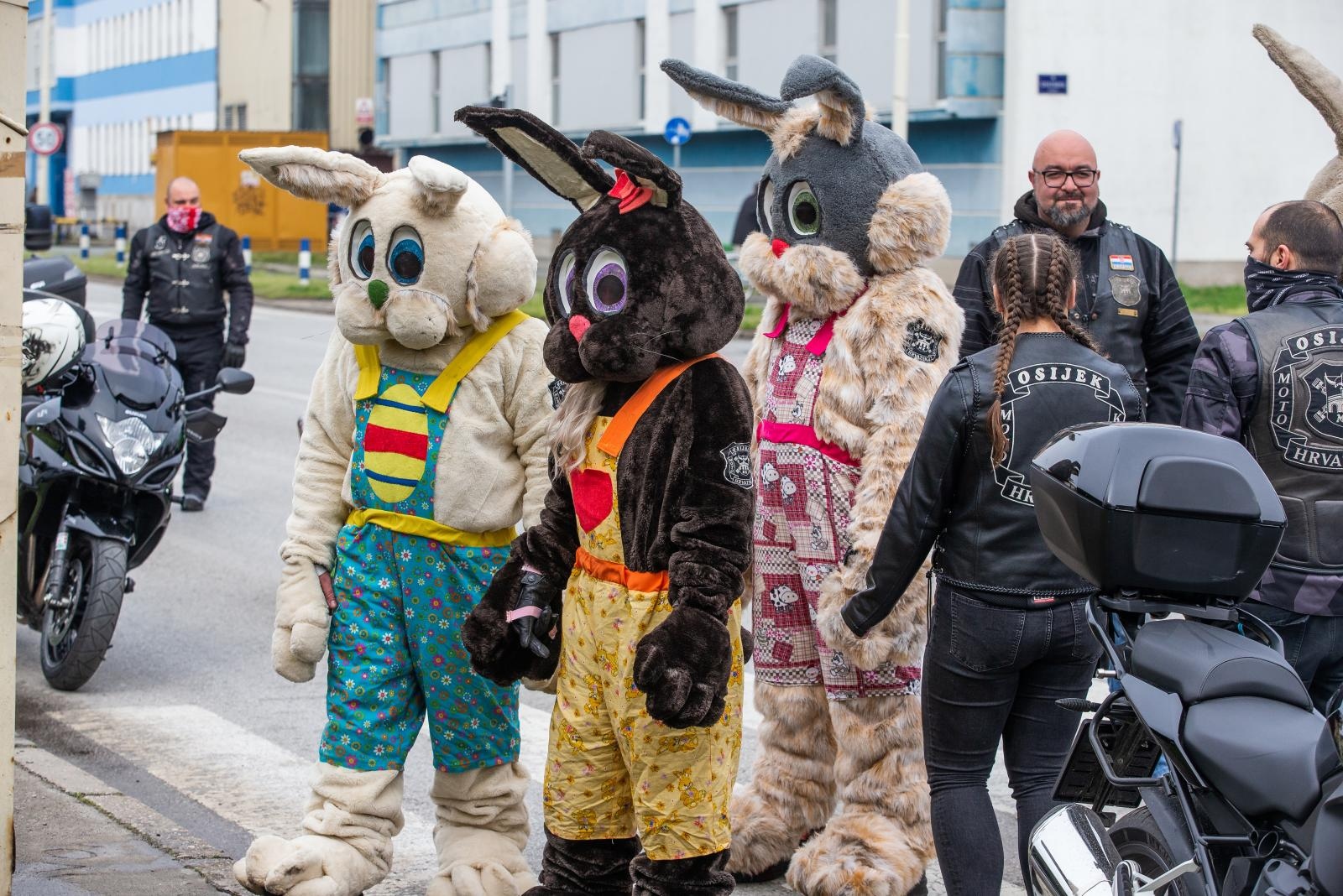 Motozeke se provozali Osijekom i darivali djecu