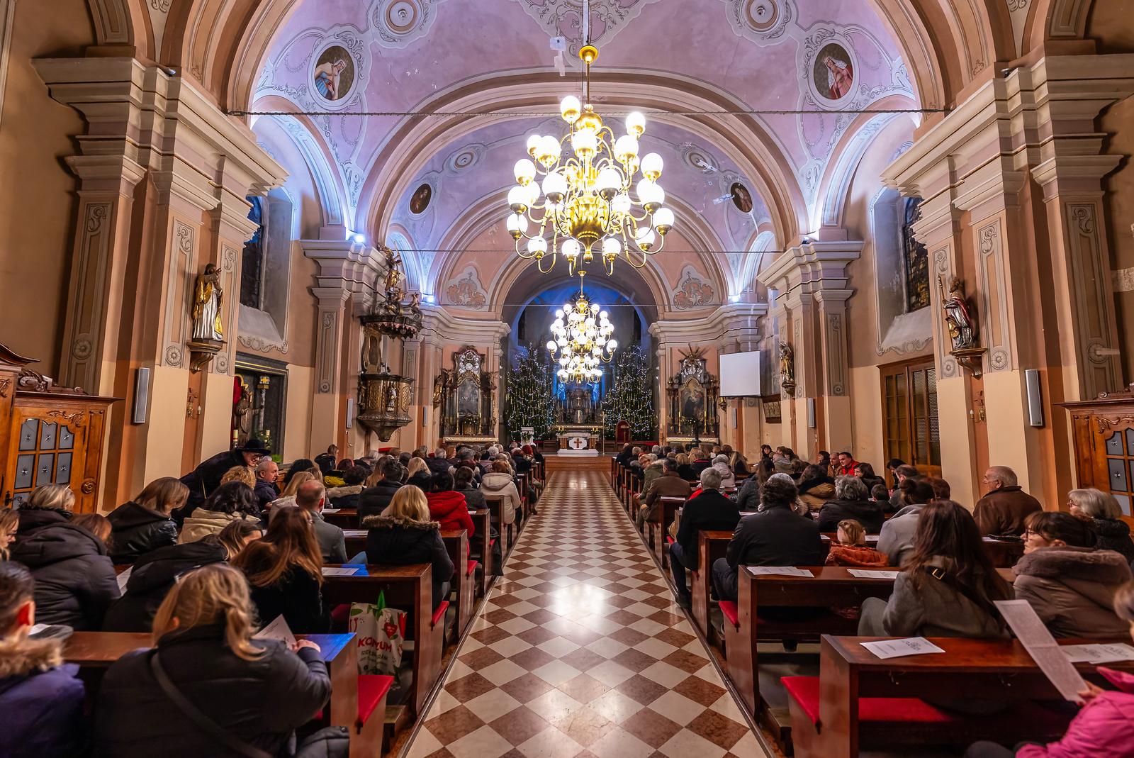 Božićni koncert zbora mladih Preslavnoga Imena Marijina 2024. Božićni koncert zbora mladih Preslavnoga Imena Marijina 2024.