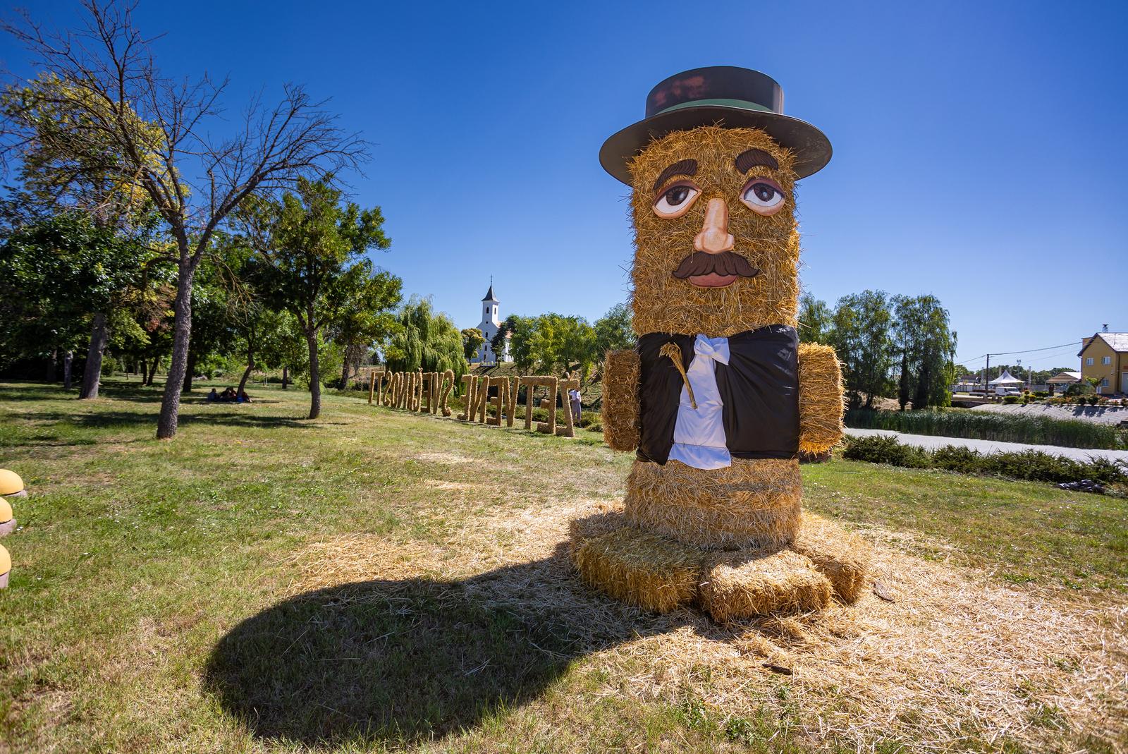 Slamnati ‘Šokac’ u centru Cerne poziva na 43. Žetvene svečanosti Slamnati ‘Šokac’ u centru Cerne poziva na 43. Žetvene svečanosti