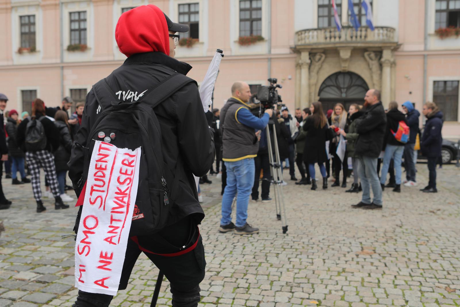Osječki studenti prosvjedovali protiv obaveznih Covid potvrda na fakultetima
