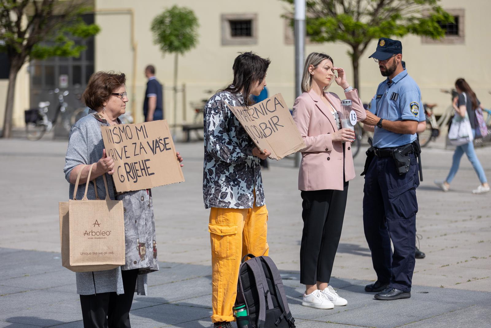 Molitelji ispred katedrale, svibanj 2023.
