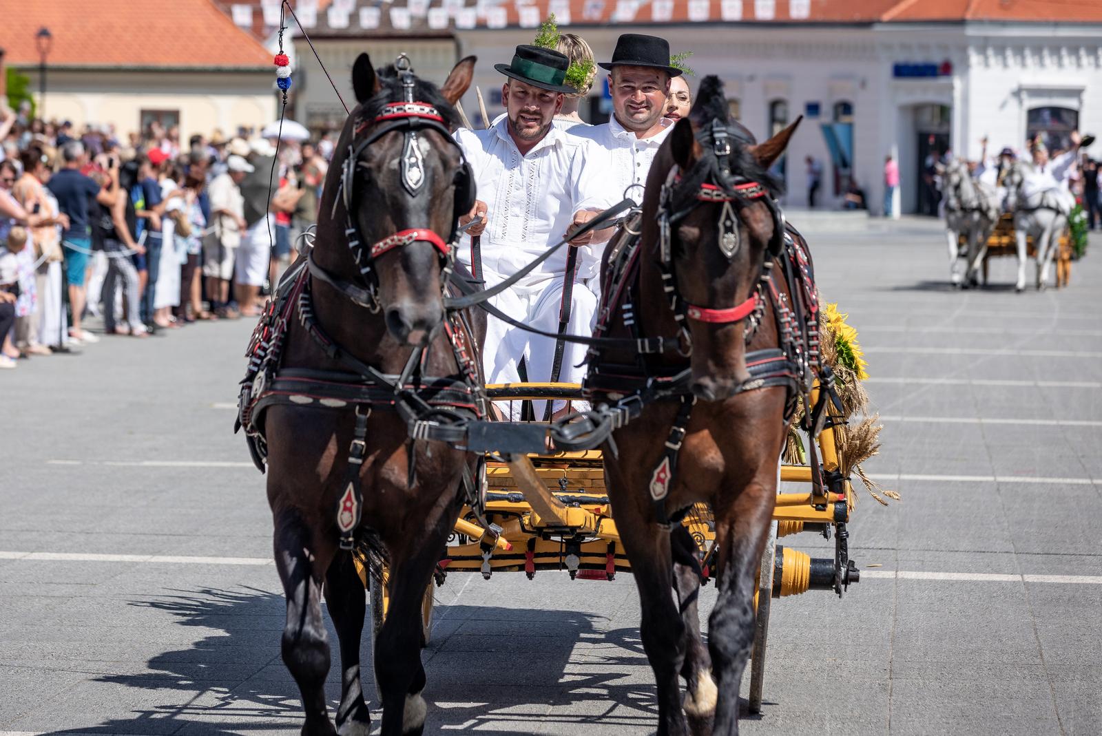 Veliki broj ljudi na svečanoj povorci 58. Đakovačkih vezova