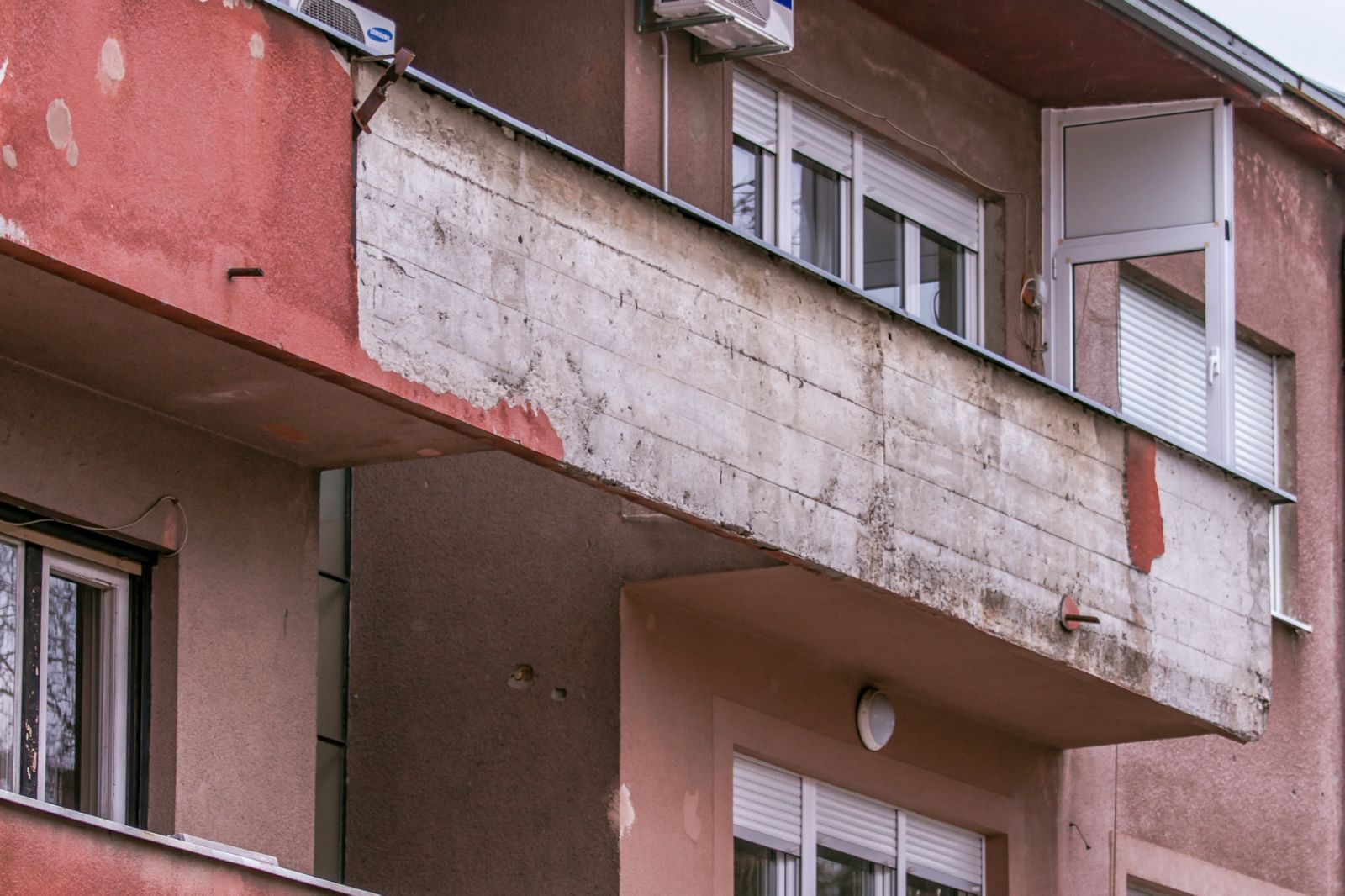 Vjetar pravi probleme po osječkim ulicama