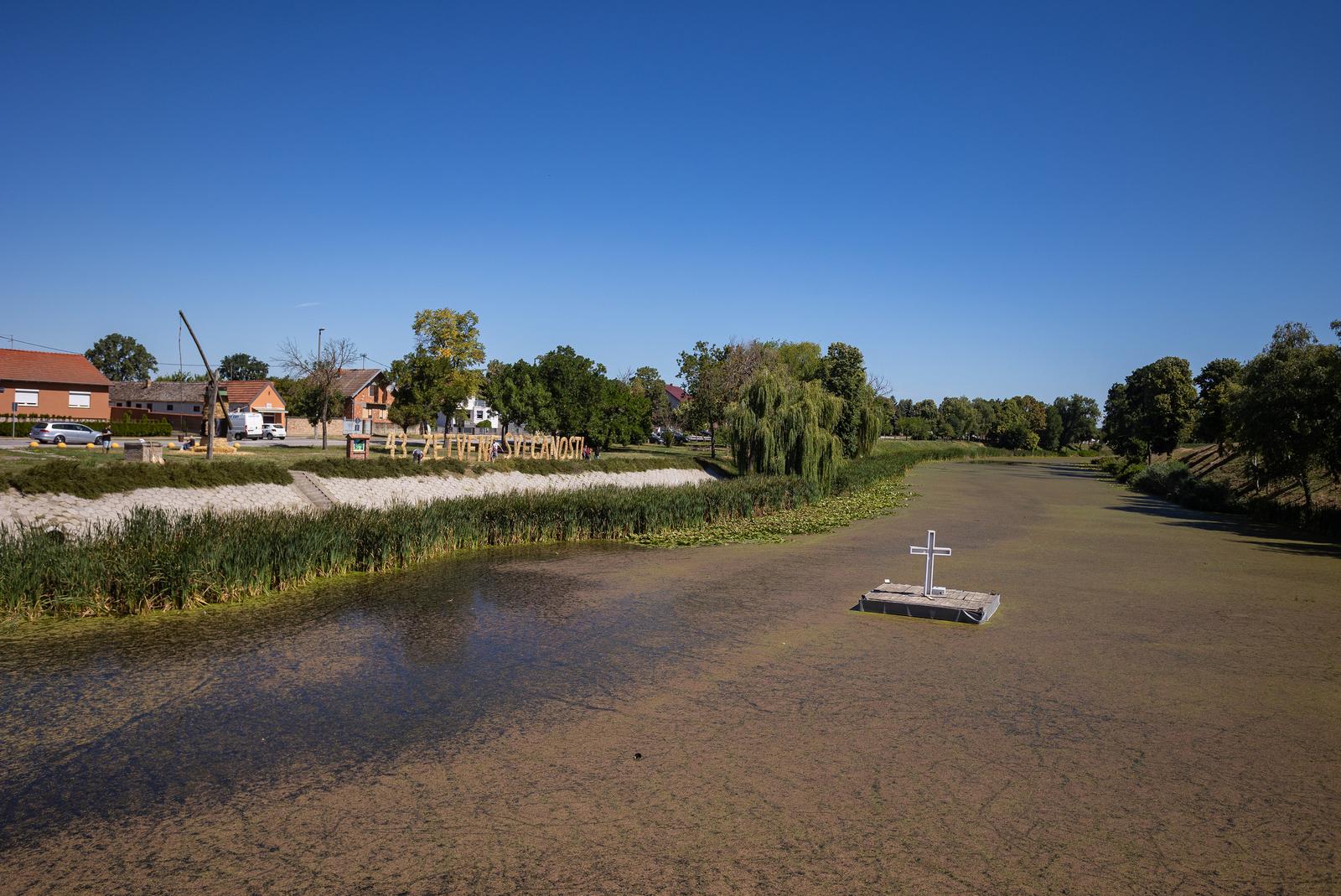 Slamnati ‘Šokac’ u centru Cerne poziva na 43. Žetvene svečanosti Slamnati ‘Šokac’ u centru Cerne poziva na 43. Žetvene svečanosti