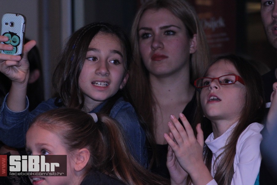 lana_i_colonia_Avenue_mall_75