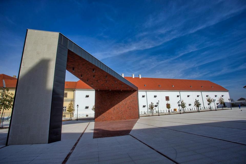Radovi na obnovi Trga Vatroslava Lisinskog u Tvrđi bliže se kraju