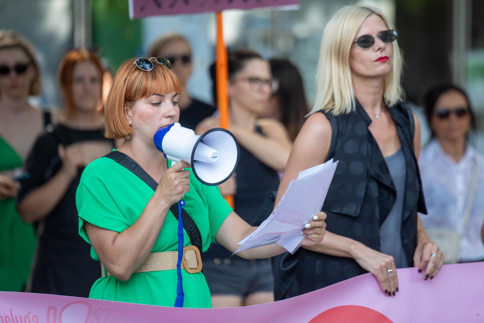 Održana javna akcija ”Sigurnost žena je odgovornost države” na Trgu slobode