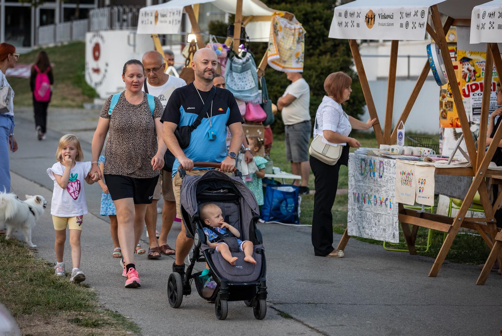 Folklornim večerima započele 58. Vinkovačke jeseni Folklornim večerima započele 58. Vinkovačke jeseni