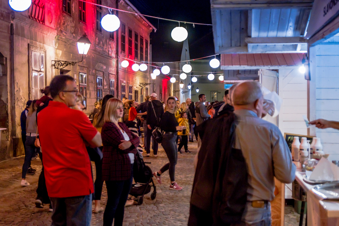 Osijek, 3.10.2020. – Jučer je u Osijeku počeo drugi HeadOnEast festival. Cijeal Tvrđa pretvorial se u šarenu festivalsku pozornicu s brojnim zanimljivim sadržajima. Kako je bilo prve večeri pogledajte u našoj velikoj fotogaleriji [HeadOnEast 2020.]