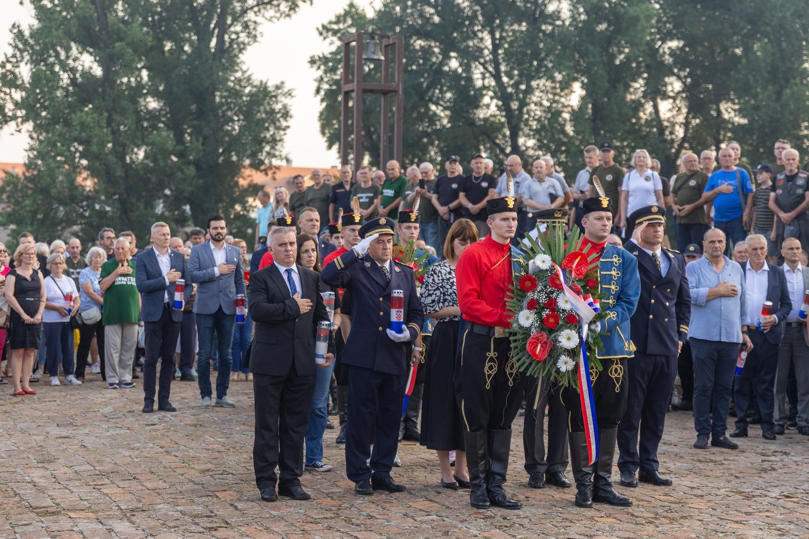 Svečanim mimohodom i bakljadom obilježen Dan osječkih banitelja Svečanim mimohodom i bakljadom obilježen Dan osječkih banitelja
