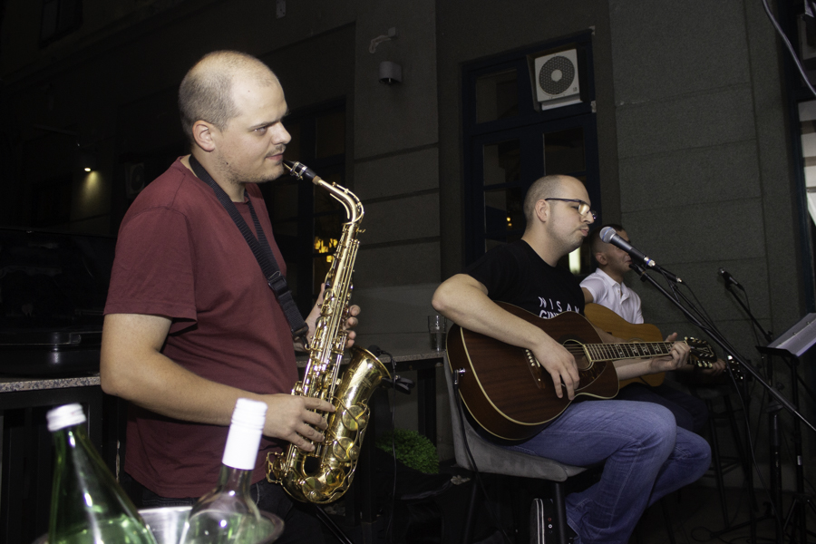 Juraj Padovan i prijatelji zasvirali na terasi ’22-ojke’