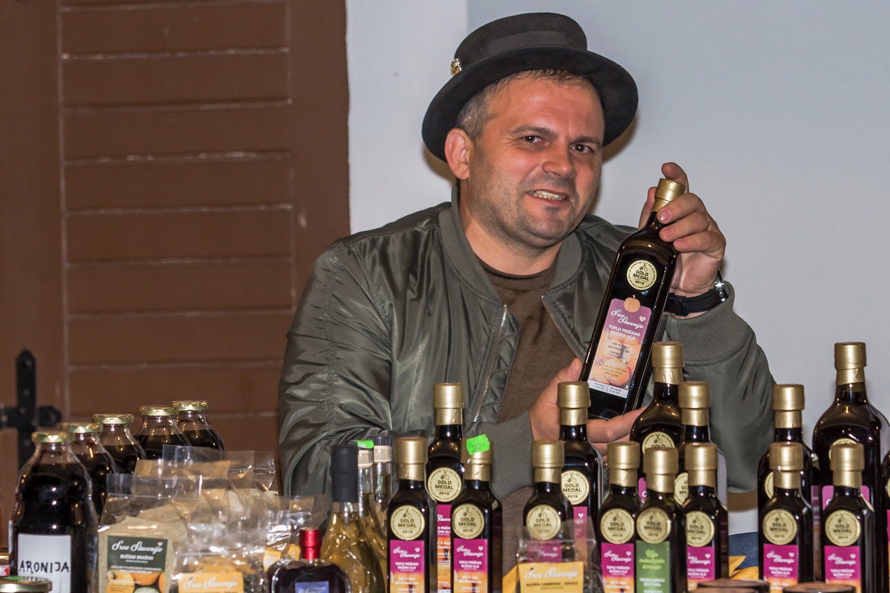Osijek, 3.10.2020. – Jučer je u Osijeku počeo drugi HeadOnEast festival. Cijeal Tvrđa pretvorial se u šarenu festivalsku pozornicu s brojnim zanimljivim sadržajima. Kako je bilo prve večeri pogledajte u našoj velikoj fotogaleriji [HeadOnEast 2020.]