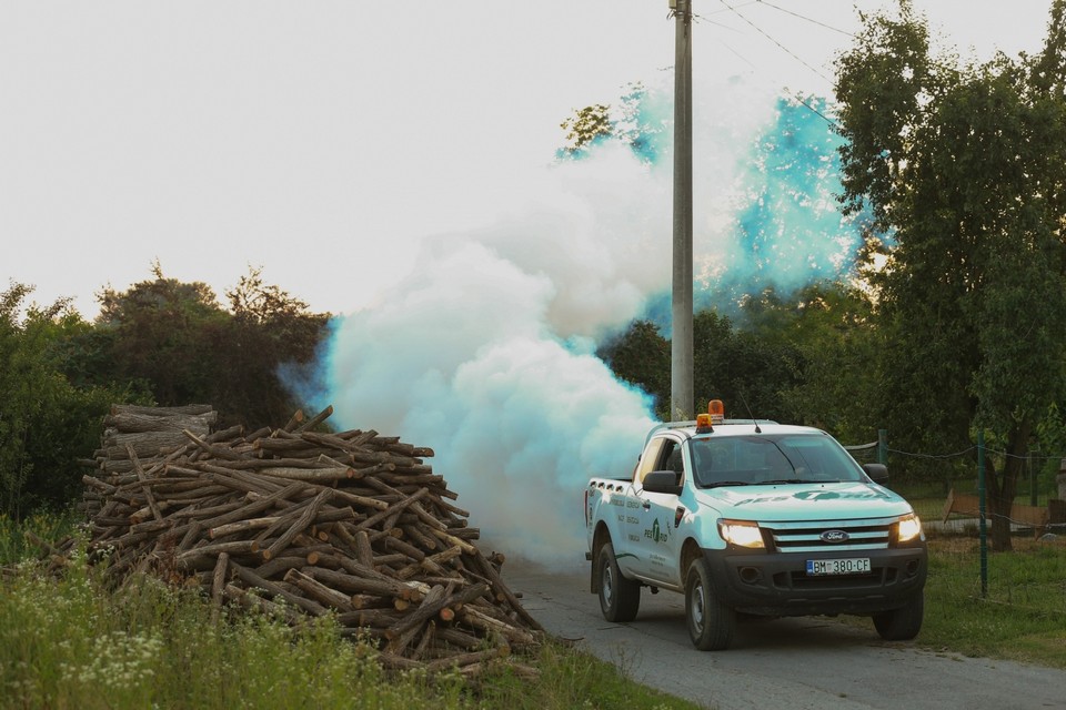 Udar na komarce s neba i sa zemlje Udar na komarce s neba i sa zemlje