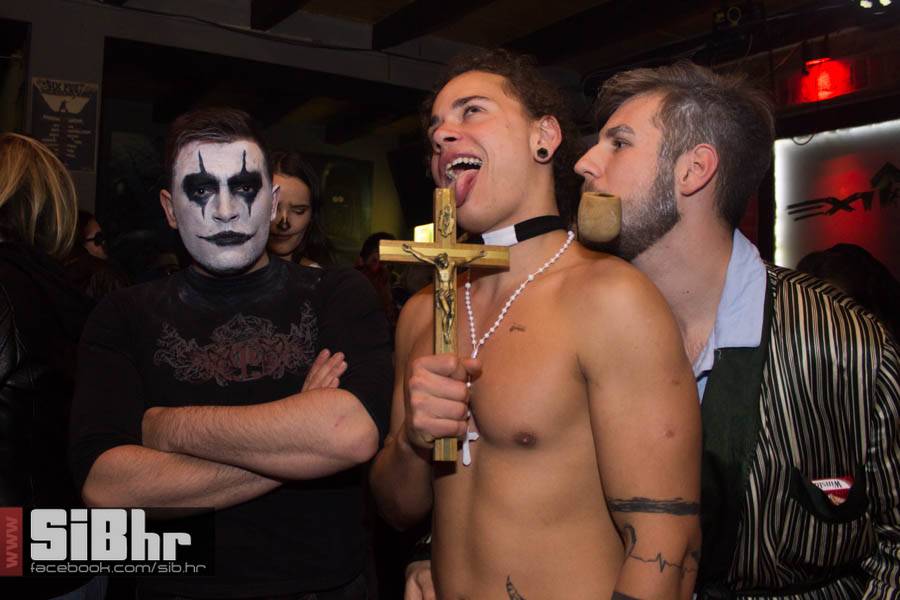 exit_halloween_15
