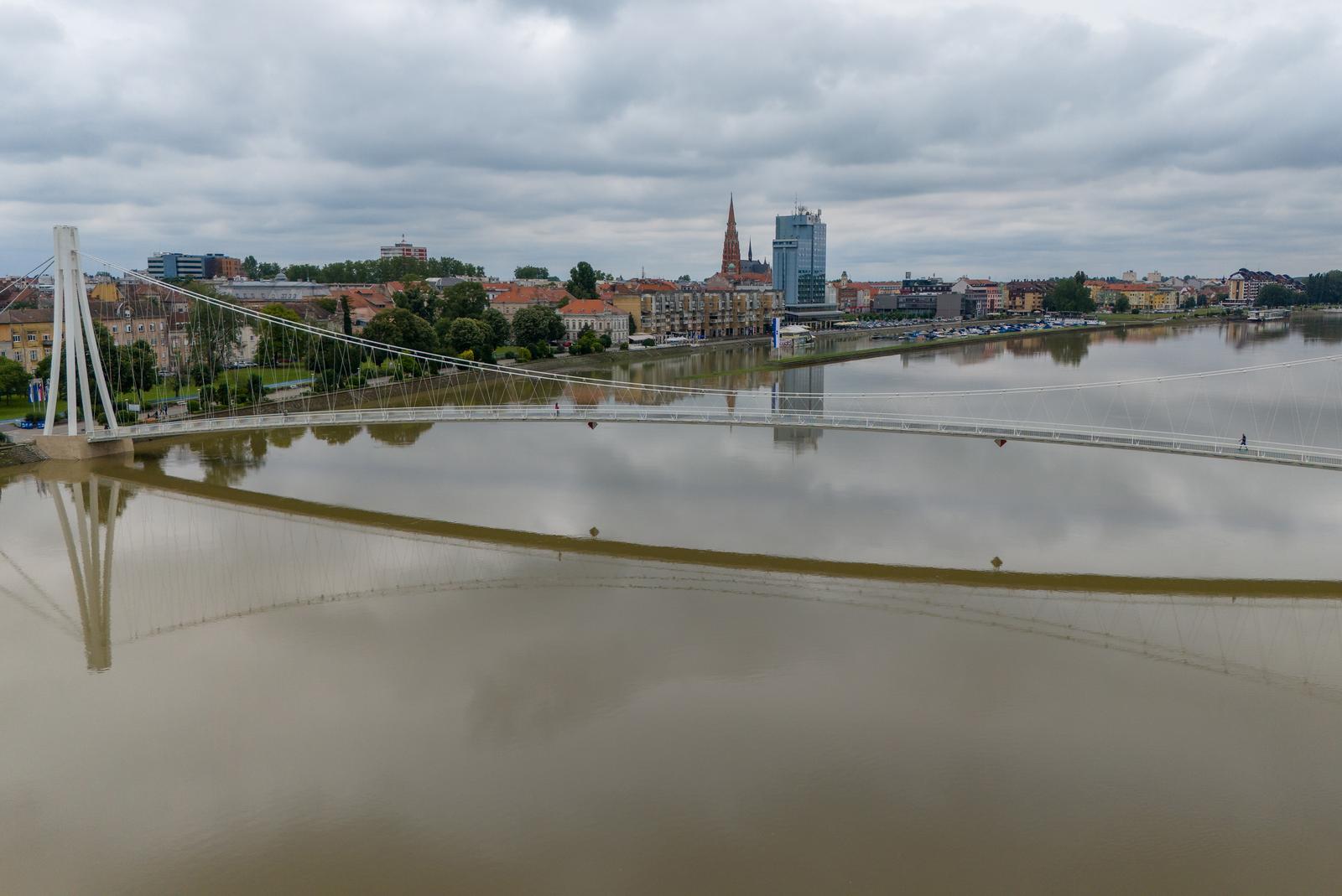 Pogled iz zraka na visoki vodostaj Drave u Osijeku, lipanj 2024.