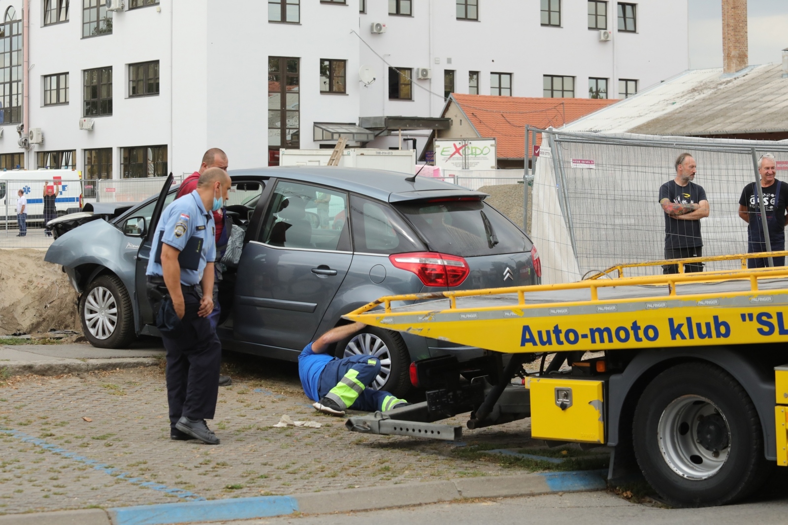 S automobilom probila zaštitnu ogradu i upala u rupu na gradilištu