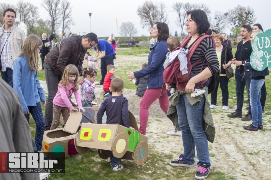 transgeneracijski_party_tvrdja_