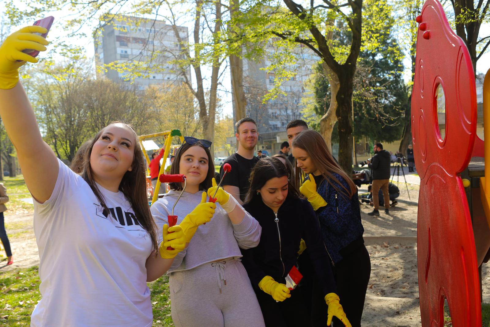 “Pometi prvo ispred svog praga” – učenici i studenti u suradnji s Unikom preuredili igralište na Vijencu Ivana Meštrovića