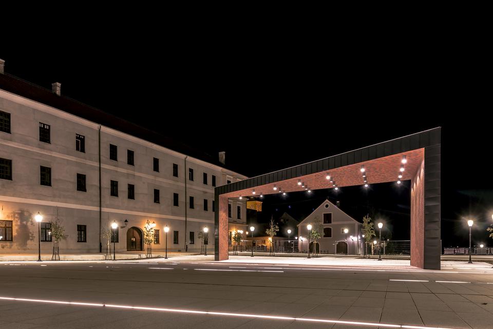 Pogledajte kako izgleda Trg Vatroslava Lisinskog po noći