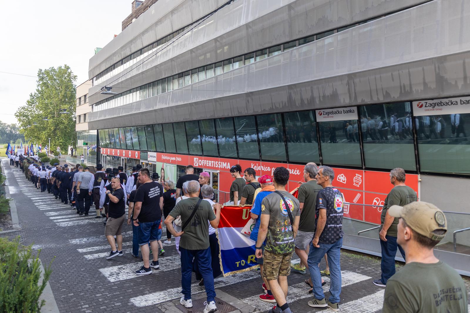 Svečanim mimohodom i bakljadom obilježen Dan osječkih banitelja Svečanim mimohodom i bakljadom obilježen Dan osječkih banitelja