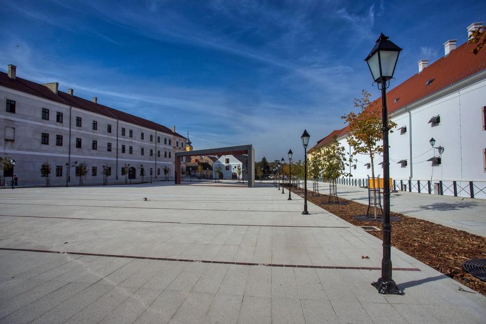 Radovi na obnovi Trga Vatroslava Lisinskog u Tvrđi bliže se kraju