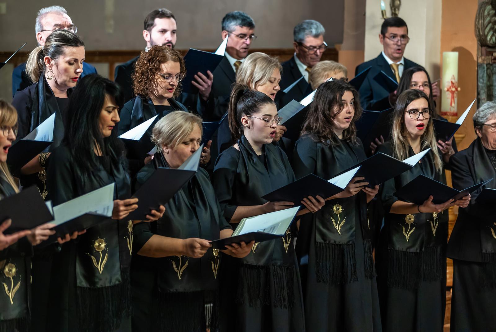 Božićni koncert zbora mladih Preslavnoga Imena Marijina 2024. Božićni koncert zbora mladih Preslavnoga Imena Marijina 2024.