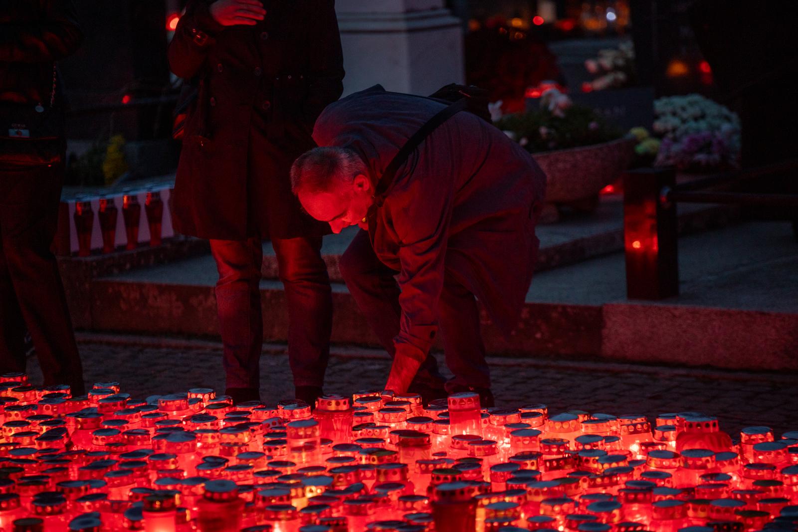 Paljenje svijeća na osječkom Groblju svete Ane