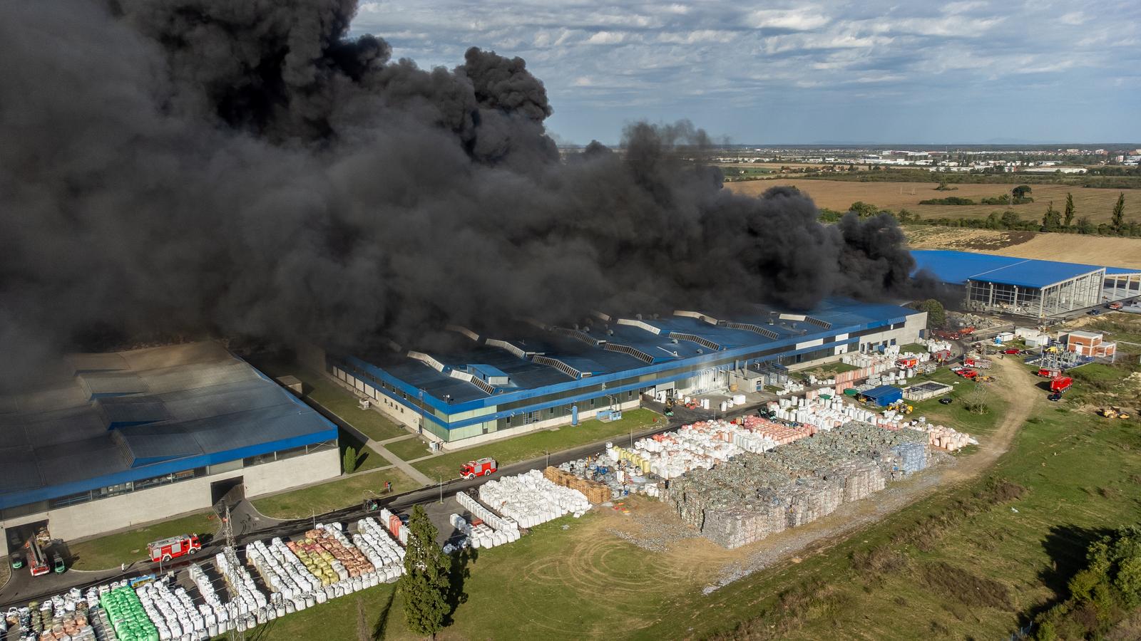 Pogled iz zraka na požar u Dravi International