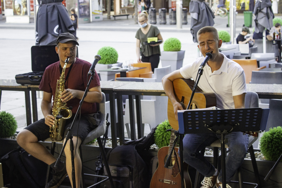 Juraj Padovan i prijatelji zasvirali na terasi ’22-ojke’
