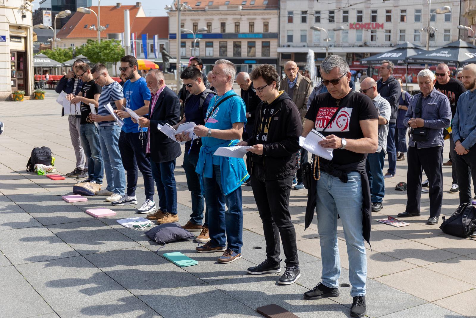 Molitelji ispred katedrale, svibanj 2023.