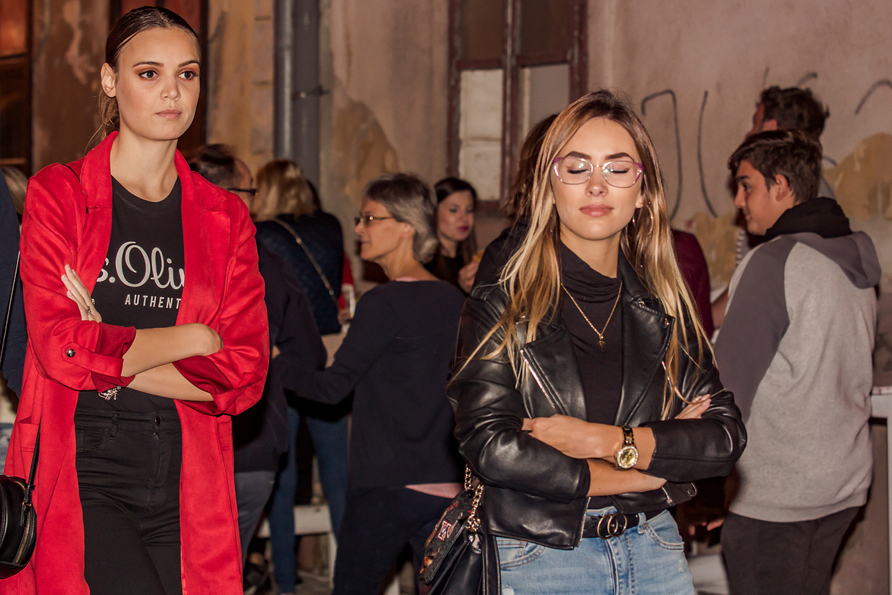 Osijek, 3.10.2020. – Jučer je u Osijeku počeo drugi HeadOnEast festival. Cijeal Tvrđa pretvorial se u šarenu festivalsku pozornicu s brojnim zanimljivim sadržajima. Kako je bilo prve večeri pogledajte u našoj velikoj fotogaleriji [HeadOnEast 2020.]