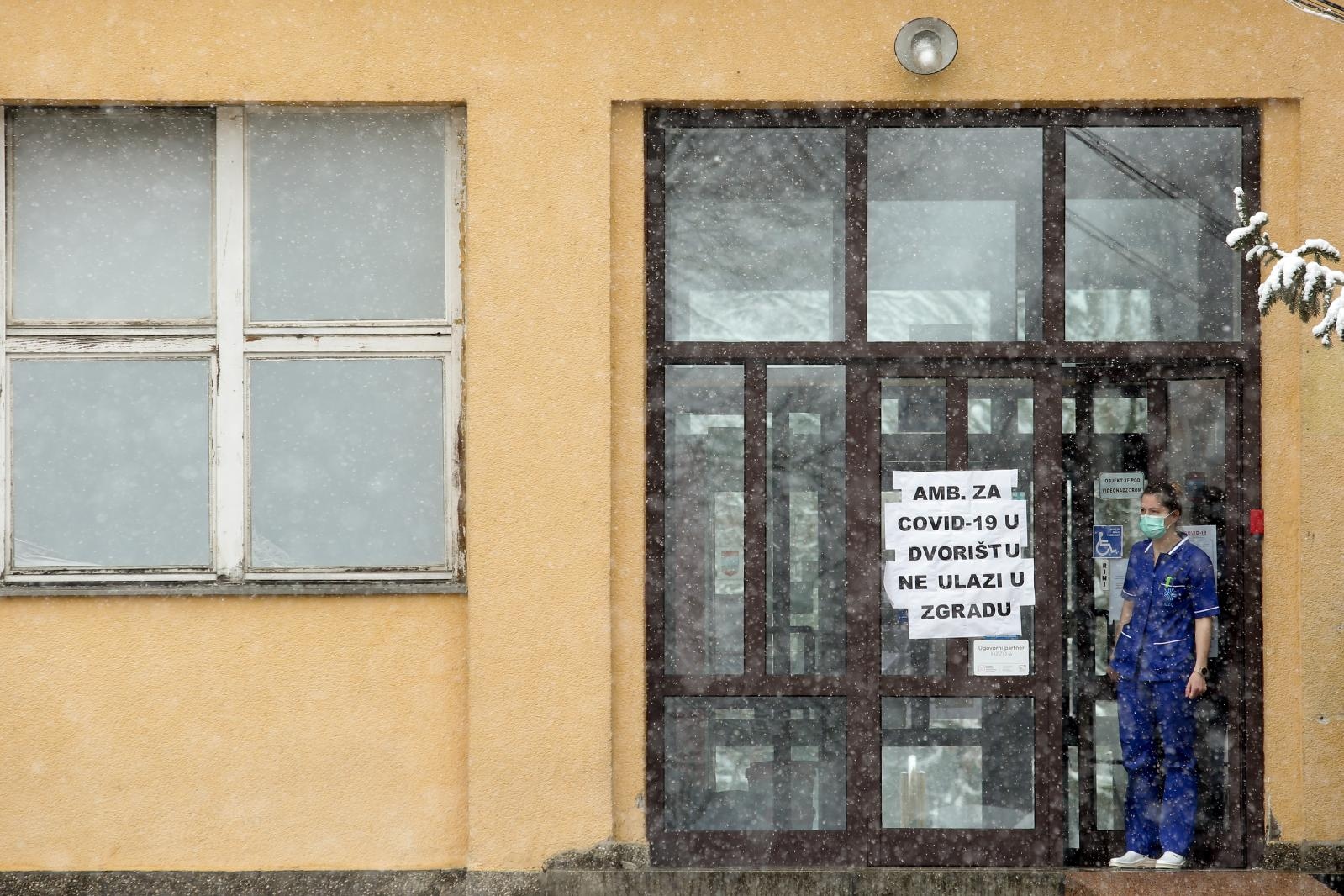 Pred Domom zdravlja u Osijeku postavljen šator s ambulantom za COVID-19