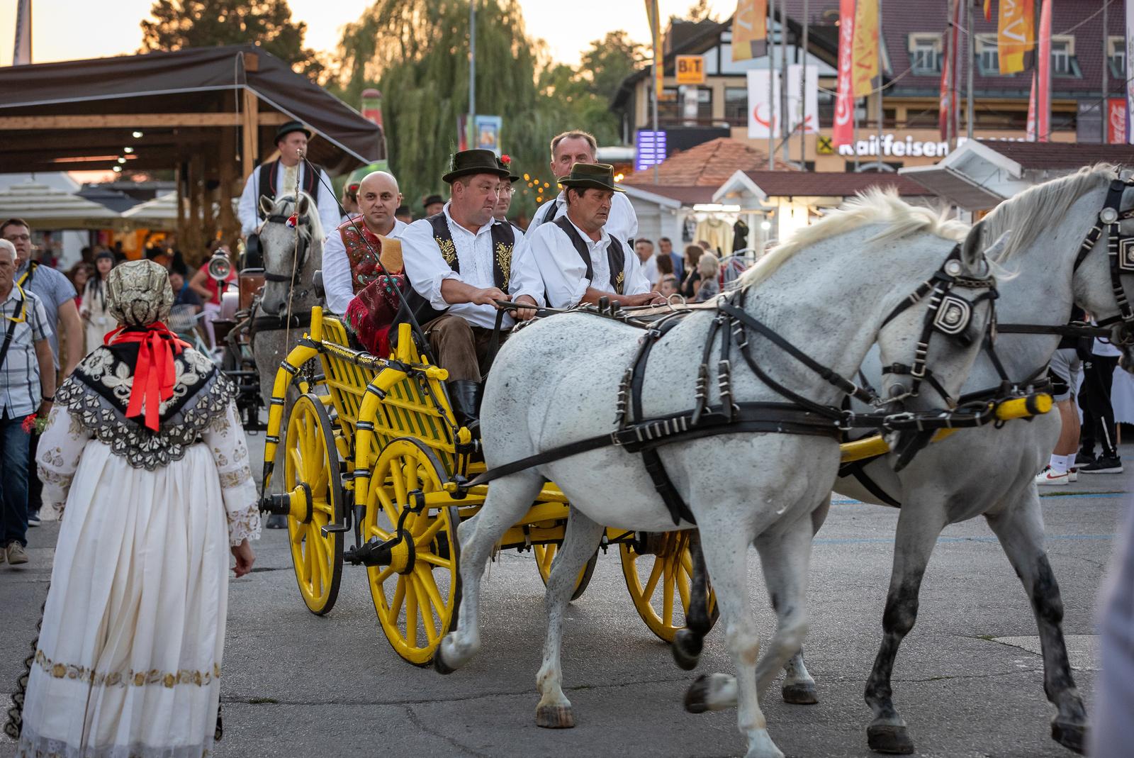 Folklornim večerima započele 58. Vinkovačke jeseni Folklornim večerima započele 58. Vinkovačke jeseni