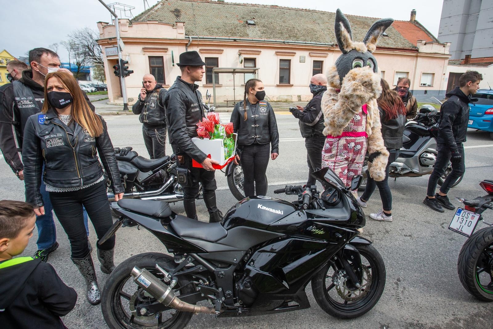 Motozeke se provozali Osijekom i darivali djecu