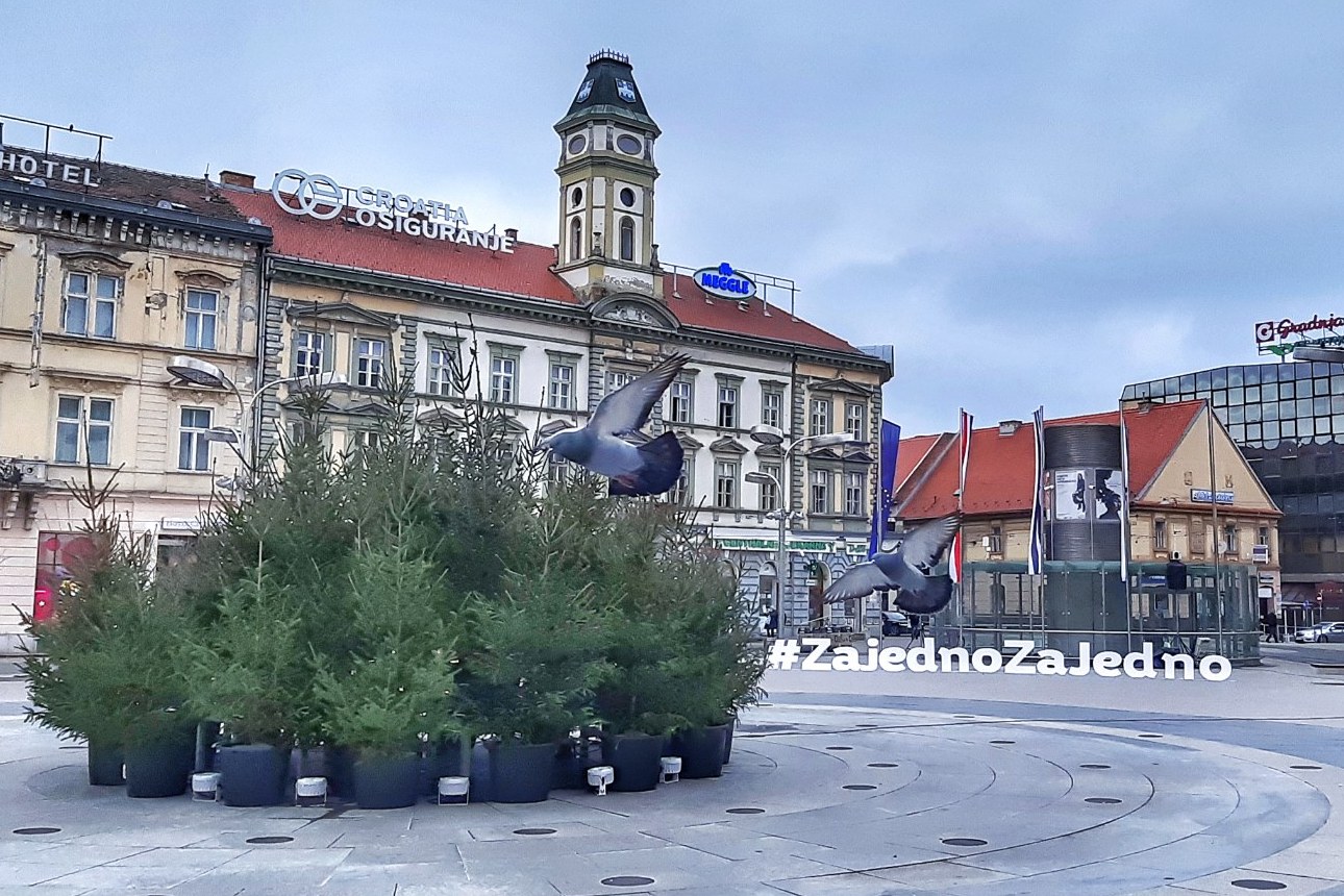 Trg A. Starčevića – #ZajednoZaJedno Božić bijeli začaran, radostan i svet, možda takav jedan dan zbliži cijeli svijet… (Autor: Dragutin Britvić) Trg A. Starčevića – #ZajednoZaJedno Božić bijeli začaran, radostan i svet, možda takav jedan dan zbliži cijeli svijet… (Autor: Dragutin Britvić)