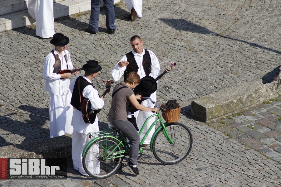 ana_rucner_Drmes_spot_SiBhr_18